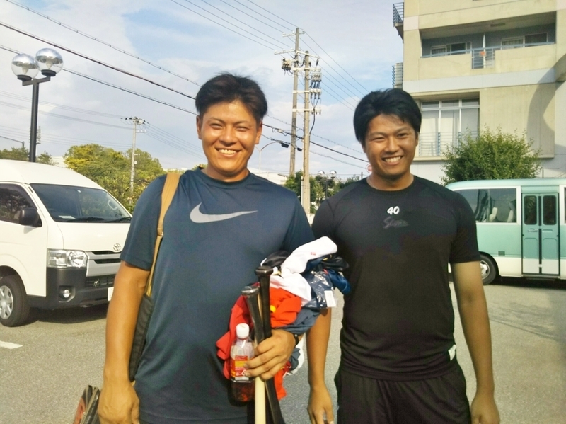 福永投手(右)と、徳島の小林選手。帰り際に撮影させていただきました。