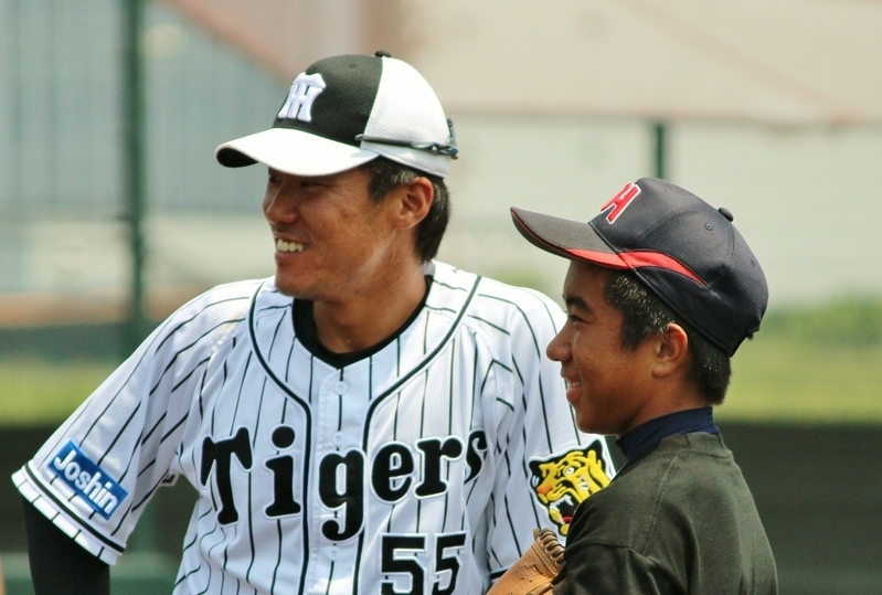 陽川選手は外野で少年と何やら談笑中。
