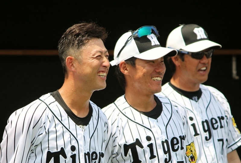さらに(右から)高橋コーチ、筒井コーチ、今成選手も大笑い。