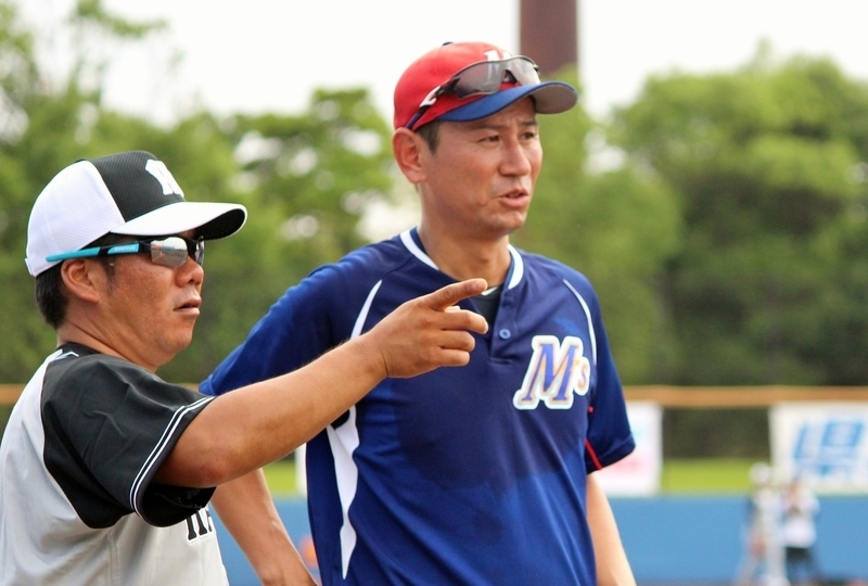 石川の渡辺正人監督(右)と話をする藤井彰人コーチ。