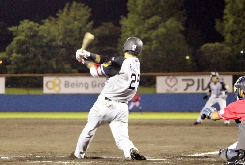 8回、二塁打の長坂選手と死球の植田選手を塁に置いて、江越選手が勝ち越し3ラン！