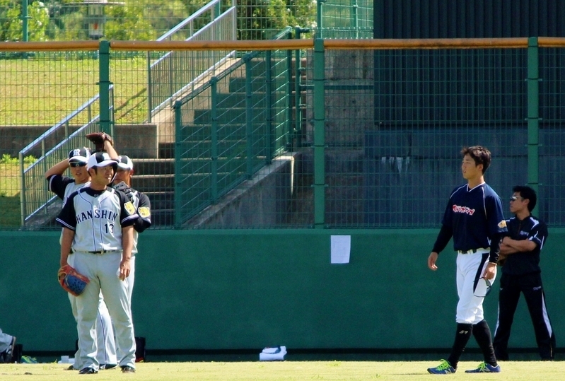 外野に行って、そっと近づくと榎田投手(左)が笑顔で。