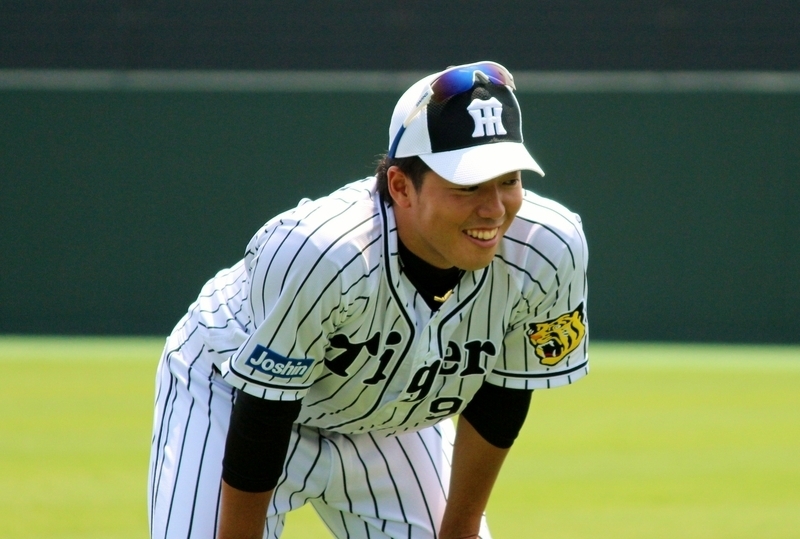 7月31日の野球教室(丸亀)で、子どもたちに指導する伊藤和投手。