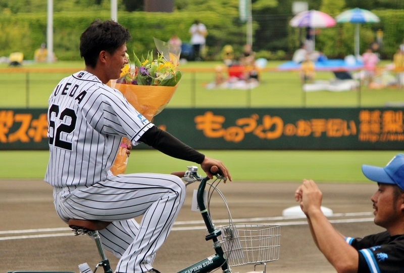 ことしも開会式で、贈られた自転車に乗ってベンチへ戻るのは植田選手の役割です。