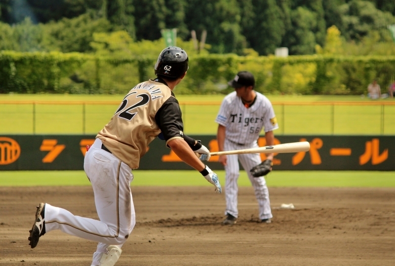 4回、ソロを打った高浜選手(手前)と、打球を見つめる松田投手。