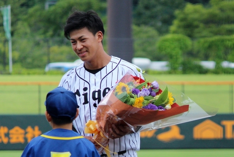 8月19日、新潟三条での試合前セレモニーで花束を受け取る植田海選手。