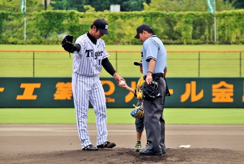 8月19日の新潟三条にて。始球式で三塁へ投げてしまった子に「前へ」と榎田投手。
