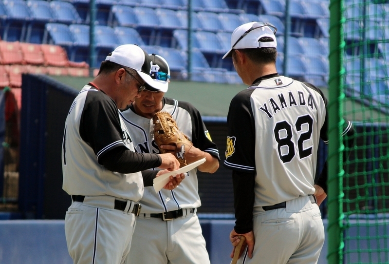 練習中にメンバー変更を検討する掛布監督(左)と山田コーチ(右)、藤本コーチ(中)