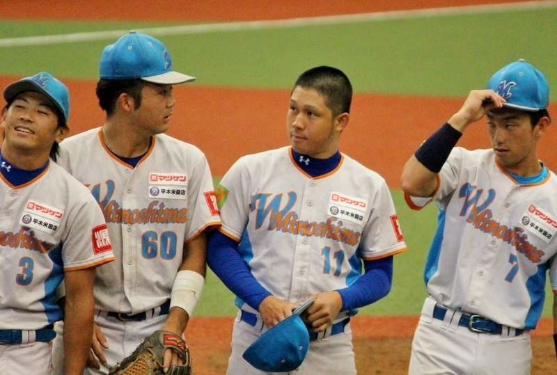 試合後の整列、なぜか見つめあう？穴田選手と寺岡投手(左から2人目と3人目)。
