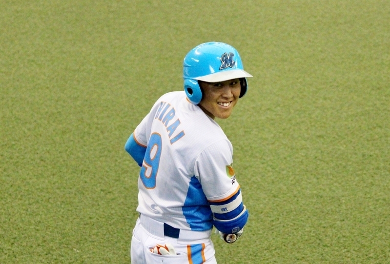 浦川さんに「徹！」声をかけられ、振り向いて笑顔がはじける平井選手。