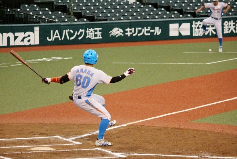 穴田選手のファウルが、三塁の原井コーチを直撃したところ。
