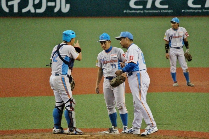 9回に1点返され、西川監督(右)がマウンドへ。