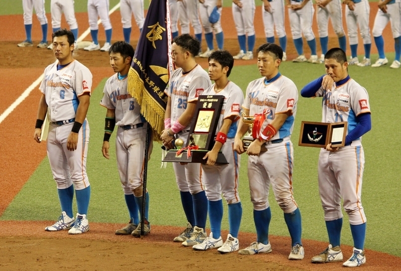 表彰式にて。左から主将の林、副主将の西口と岸、そして岸田、水田、寺岡の6選手。