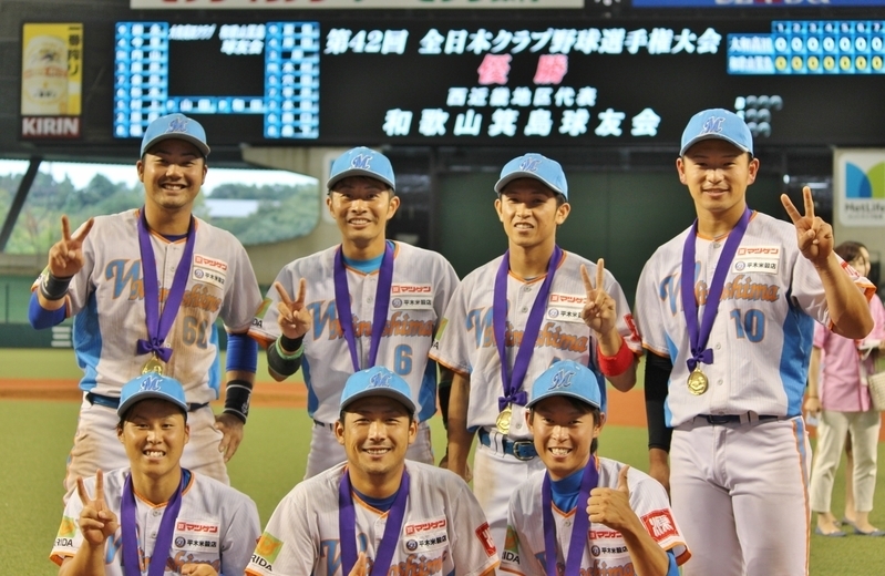 同期入団の(左から)前列は平井、林、高川、後列は穴田、西口、岸田、野田の7選手。