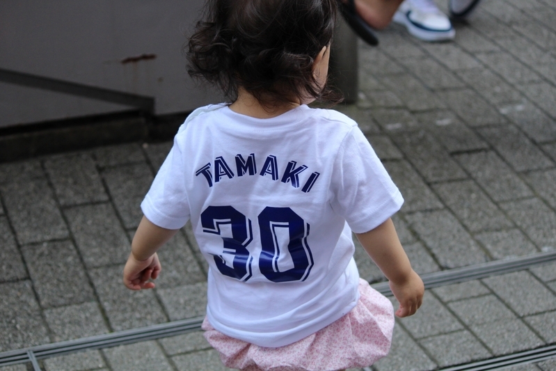 愛らしい後ろ姿は玉置投手の娘さん。昨年の東京ドームにて。
