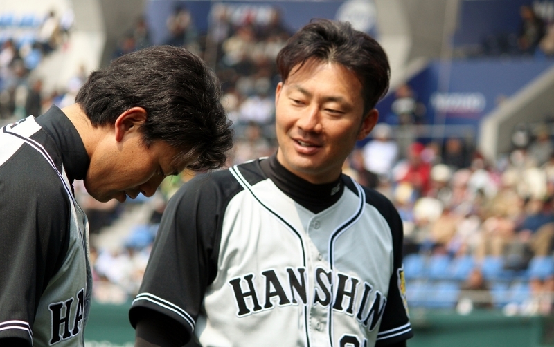 タマスタでの開幕戦、試合前に伊藤隼選手と話しているところ。