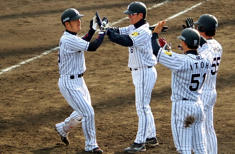 まず筒井コーチとハイタッチ！先に生還した陽川選手と伊藤隼選手も迎えます。