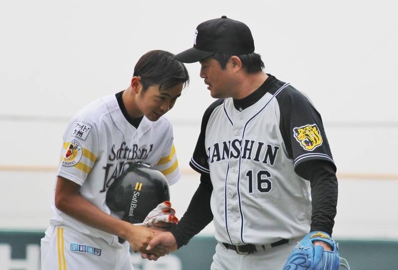 大分商業から入団して2年目の川瀬選手(左)が、マウンドを降りる安藤投手の元へ。