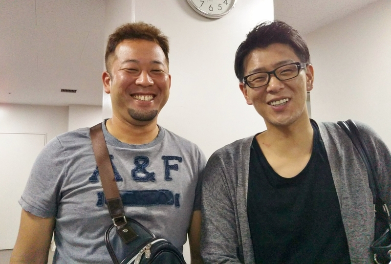 甲子園に駆けつけた桟原将司さん(左)と金村大裕さん(右)。いい笑顔です。