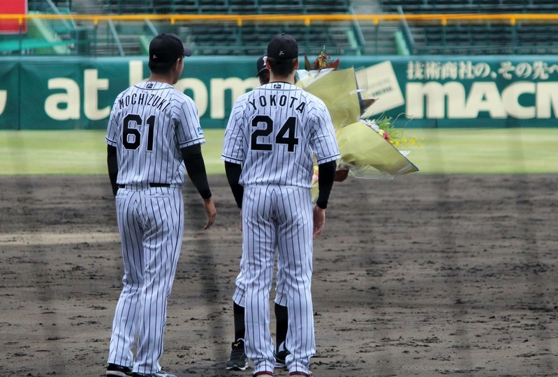 横田選手(右)と望月投手(左)が選手代表で花束を贈ります。