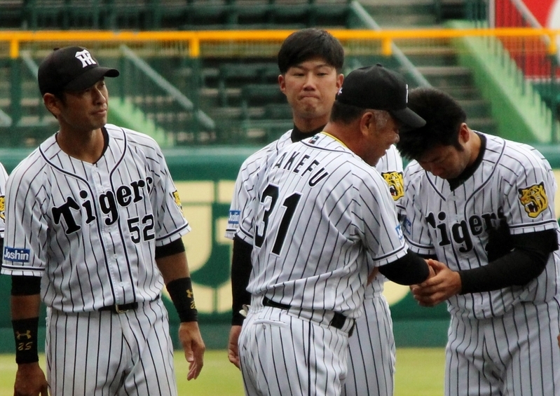 左から小豆畑選手、歳内投手、深々と頭を下げる榎田投手。