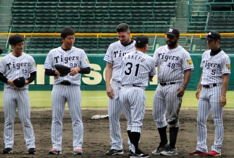 左から坂本選手、伊藤和投手、メッセンジャー投手、ロジャース選手、西岡選手。
