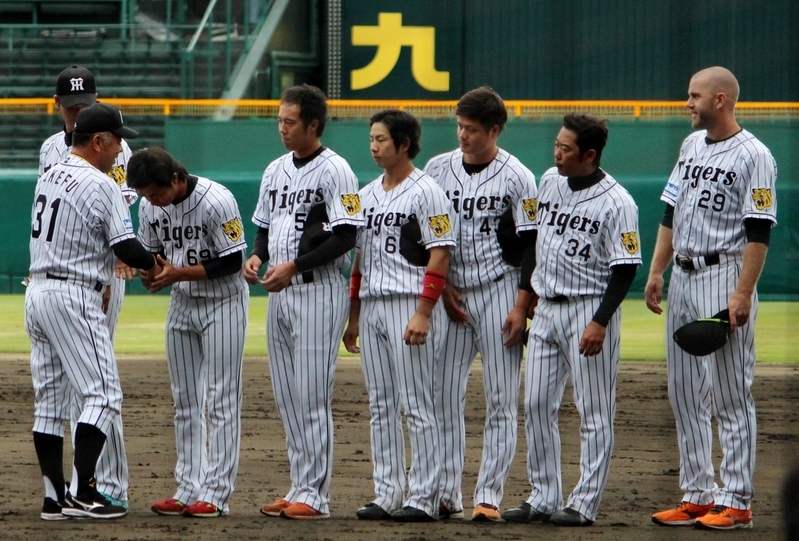 左から島本投手、青柳投手、緒方選手、守屋投手、高宮投手、キャンベル選手。