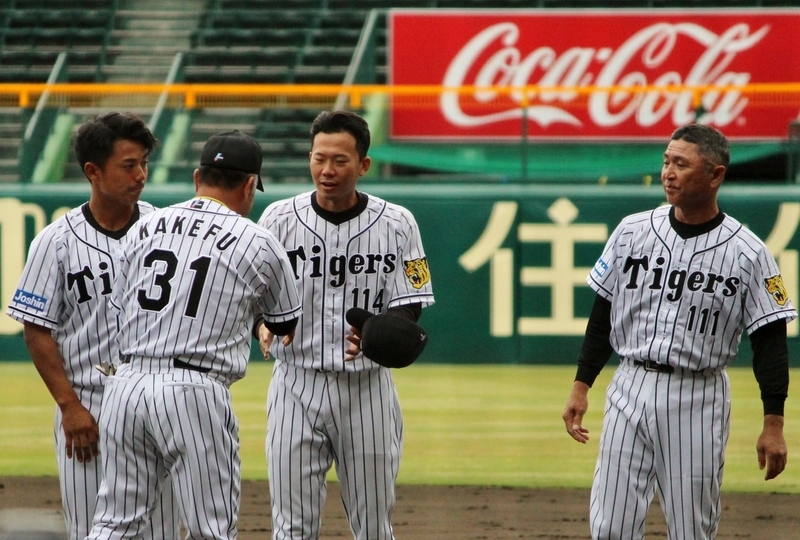 左から小宮山選手、そして横川ブルペン捕手、本田ブルペン捕手です。