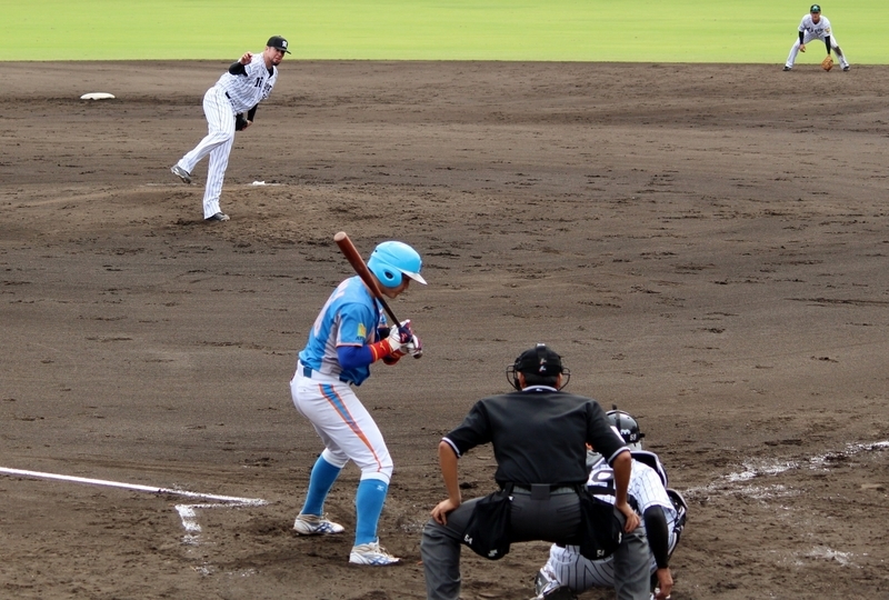 穴田選手vsメッセンジャー投手。3球で見逃し三振の瞬間が撮れてしまいました…。