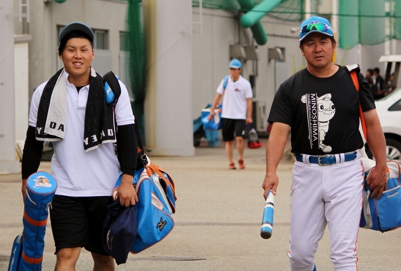 原井コーチ(右)と、メッセから2安打した平井選手(左)。