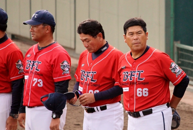 もと阪神トレーニングコーチの兵庫・続木敏之監督(右から2人目)。