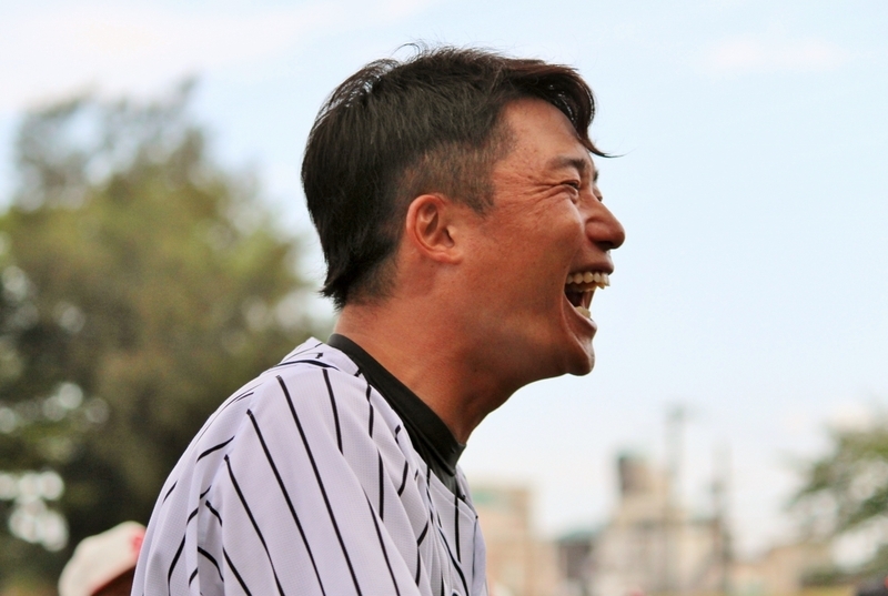 これも野球教室で大笑いする新井選手。昨年の姫路です。