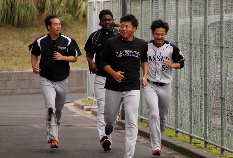 14日の試合後、登板した4投手(左から青柳、メンデス、伊藤和、島本)が長距離走。