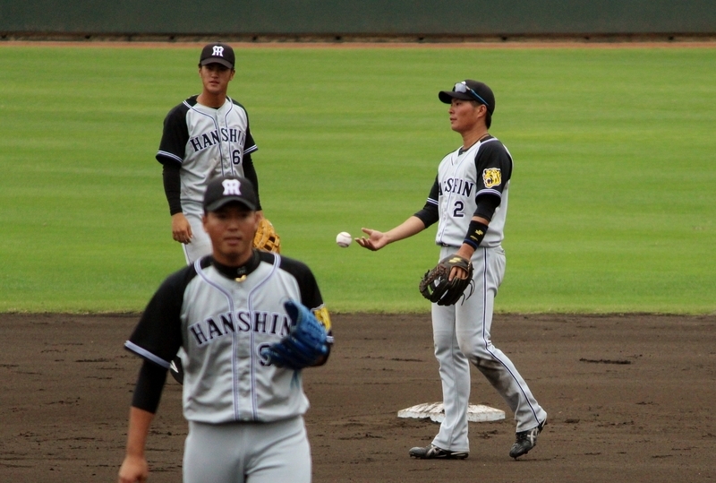 エラー直後の北條選手(右)。手前は伊藤和投手で、その後ろはセカンドの板山選手。