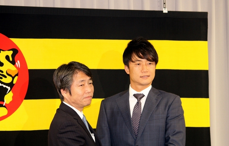 フォトセッションでの高野本部長(左)と新井コーチ(右)。