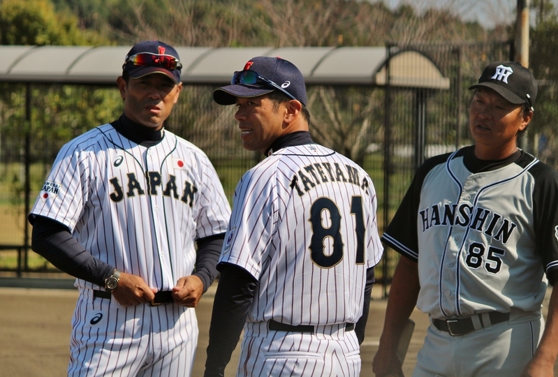 挨拶に訪れた日本代表の稲葉監督(左)、建山コーチ(中)と話す阪神・福原コーチ。