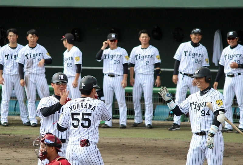先制ソロの陽川選手を出迎えるベンチ。でも矢野監督は並ばず。