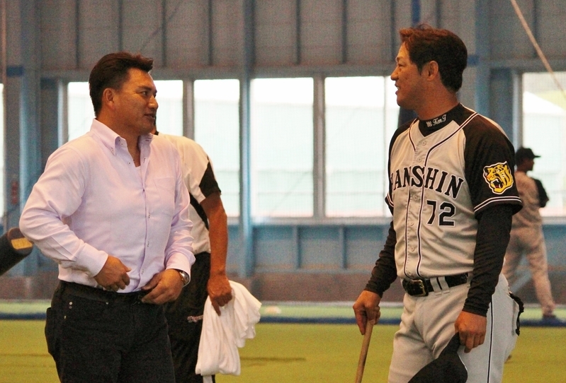 16日、高橋コーチ(右)に挨拶をするロッテの井口新監督(左)。
