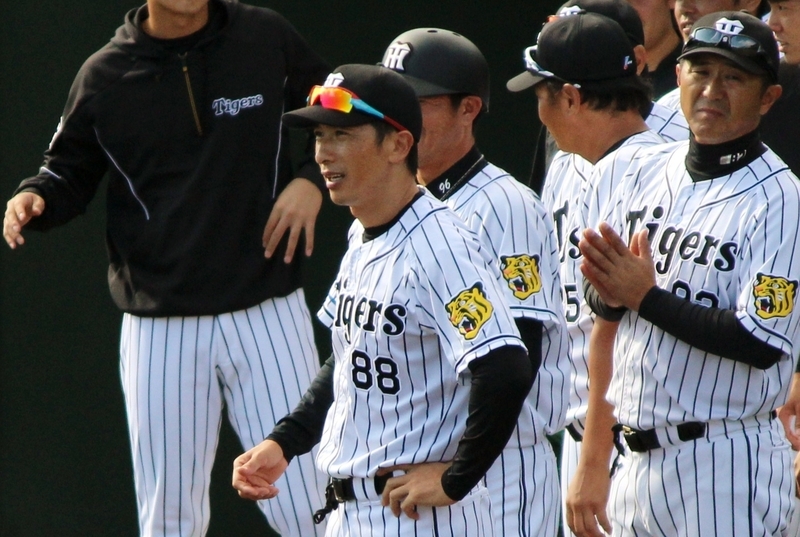 勝利で締めた最終戦、選手を出迎える矢野監督(手前)や山田コーチ(右)。
