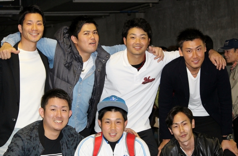 後列左から中村さん、伊藤さん、穴田選手、秋元さん。前列左から浅尾さん、寺岡投手、林さん。穴田選手と寺岡選手の中学(シニア)時代のチームメイトです。
