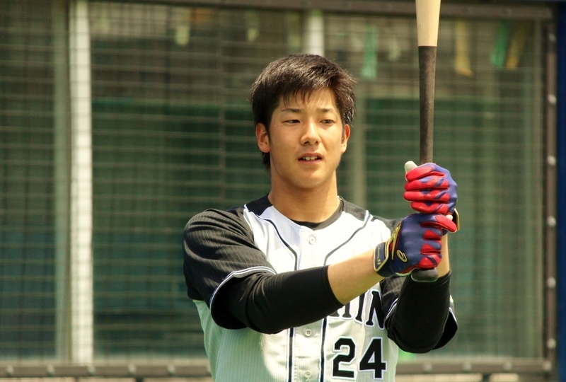 昨年5月、遠征先のナゴヤ球場で試合前の練習に取り組む横田選手。