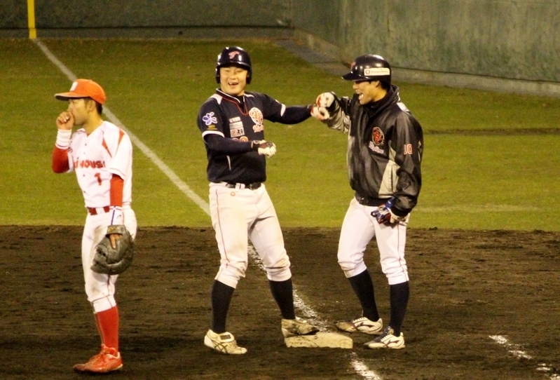 代打・福岡選手が左前打で続きました。いい笑顔！