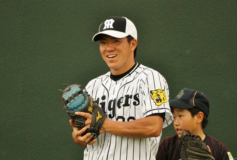 今年の夏、とある野球教室で笑顔を見せる長坂選手です。