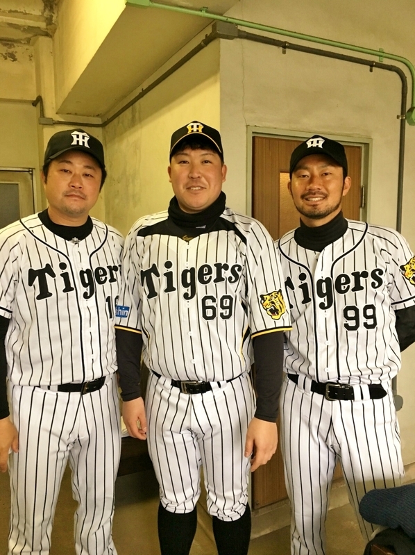 この翌日、16日も岡山県営球場で野球教室。安藤優也さん(左)、狩野恵輔さん(右)に挟まれて。撮影はお母さんの森田なつみさん。