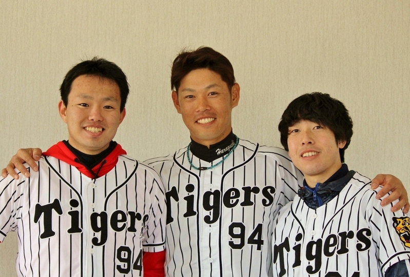 幼なじみで親友の3人。左から正木裕人(ひろと)さん、原口選手、戸澤秀志(ひでゆき)さん。