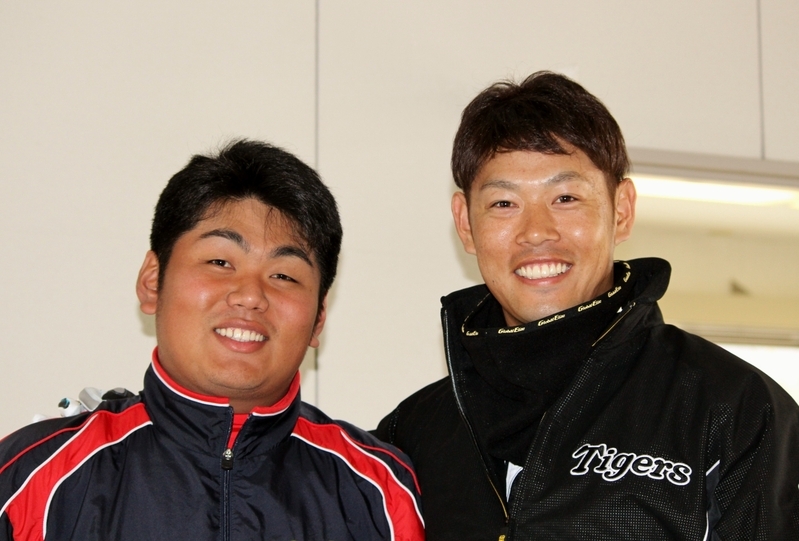 原口選手(右)の3つ下だとおっしゃっていた市川弘晃さん。「きょうはマネージャーだから」と先輩。