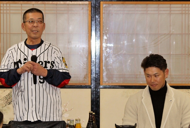 後援会の田中会長(左)が開会の挨拶。それを神妙に聞く原口選手。