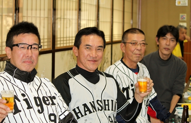 後援会役員の方々。左から正木副会長、藤村副会長、田中会長、戸澤事務局長。お疲れ様でした。