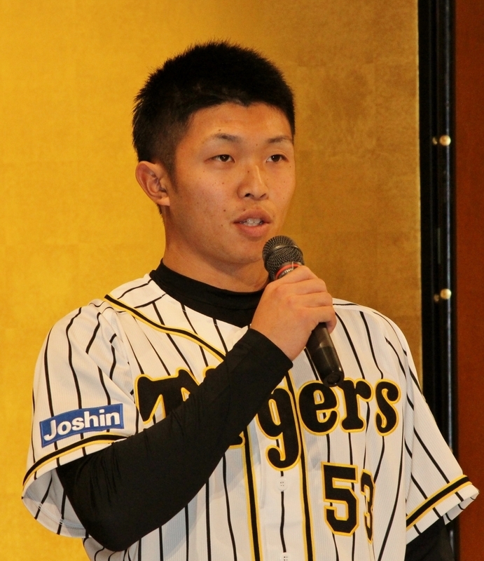 憧れの背番号53がついたユニホーム姿の島田選手。昨年12月の新入団発表会です。