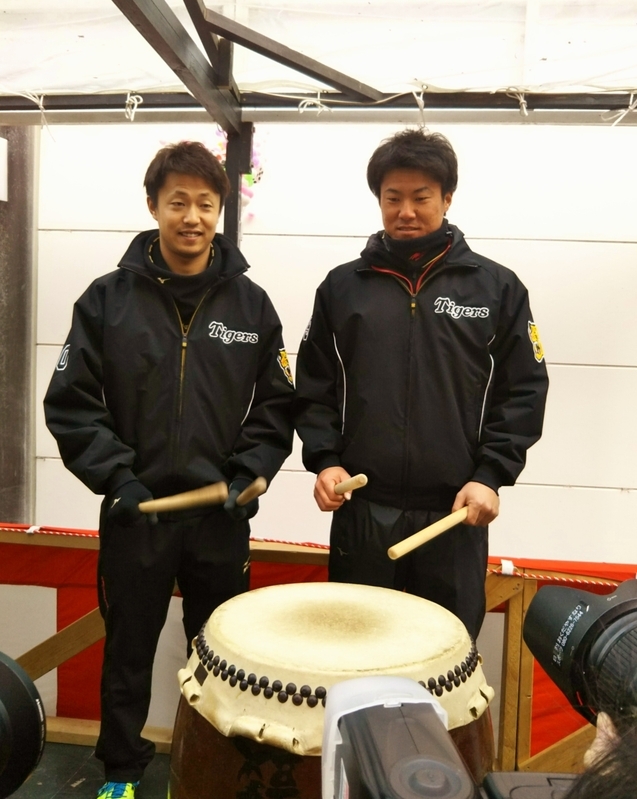 出発前に写真撮影。太鼓を叩いてみる陽川選手(右)と島本投手。